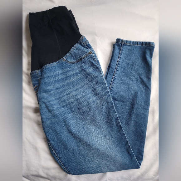 Light-Wash Stylish Maternity Jeans - Picture 9 of 10